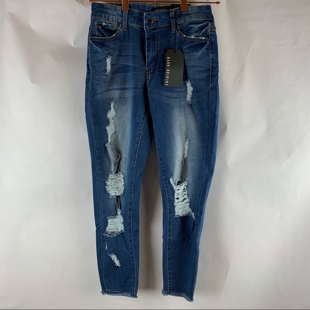 Fashion Nova Women’s Size 5 Medium Wash Jeans